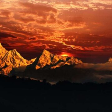 Where is Mount Everest Located? In which country? Nepal or China?