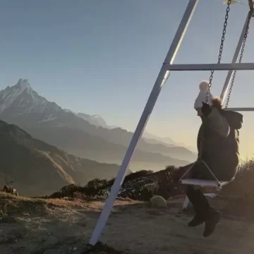 Trekkers playing swing at Mulde Viewpoint