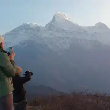 Trekkers takking photos from Mulde Viewpoint