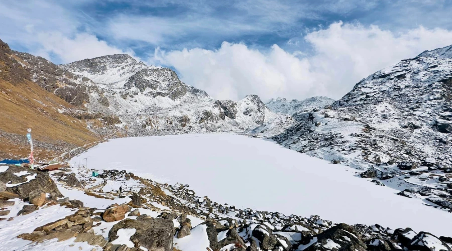 Gosaikunda-lake-in-winter-season