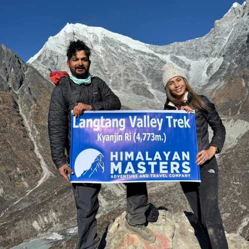 Himalayan-Masters-team-at-Kyanjin-Ri