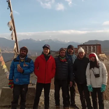 Himalaya Masterssteam with other trekkers in Charang