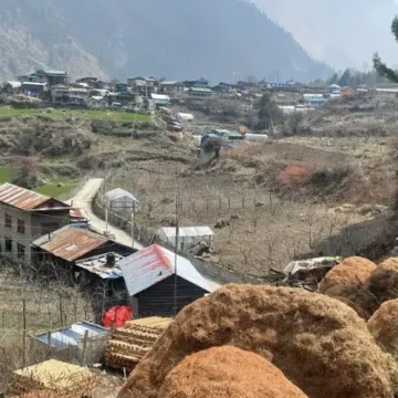 Local houses en route Annapurna Circuit Trek