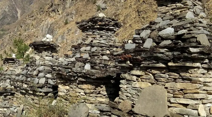 Mani wall seen during the trek