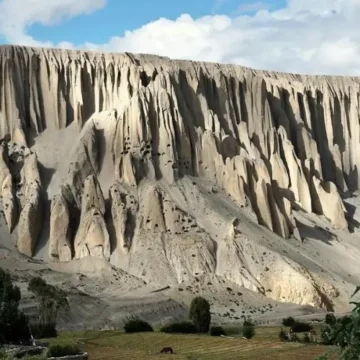 Natural cliffs on the way to Chele