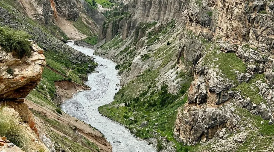 River on the way to Nar Phu trek