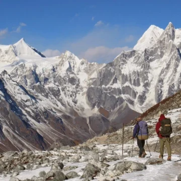 Trekkers-on-way-to-Manaslu