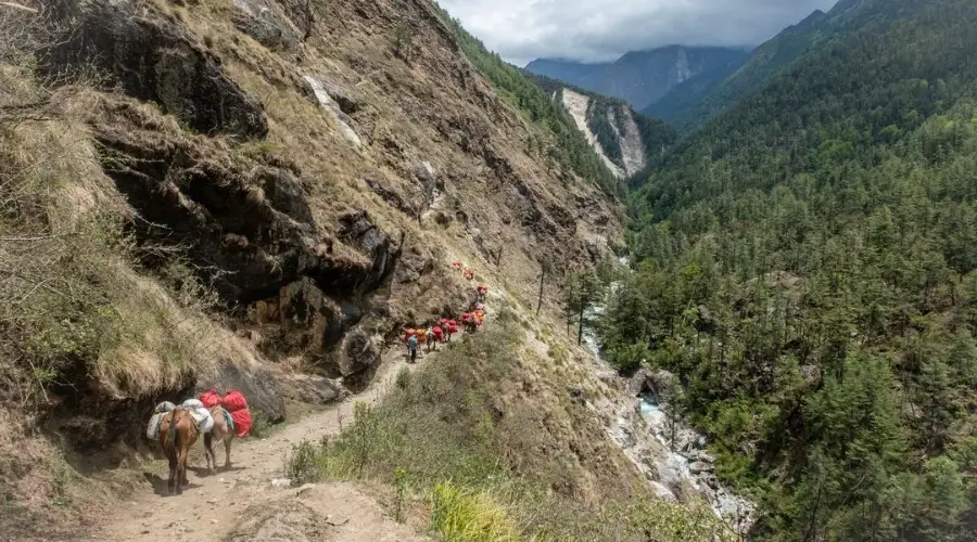 Tsum Valley route on the cliff between Chisapani to Lokpa