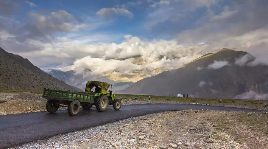 Vehicle on the route to circuit trek