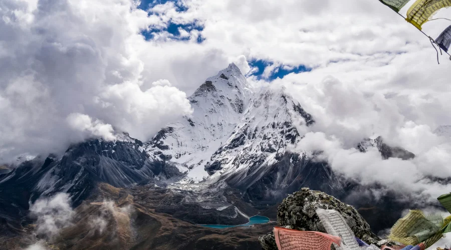 Amazing-blue-skies-of-the-Everest-region