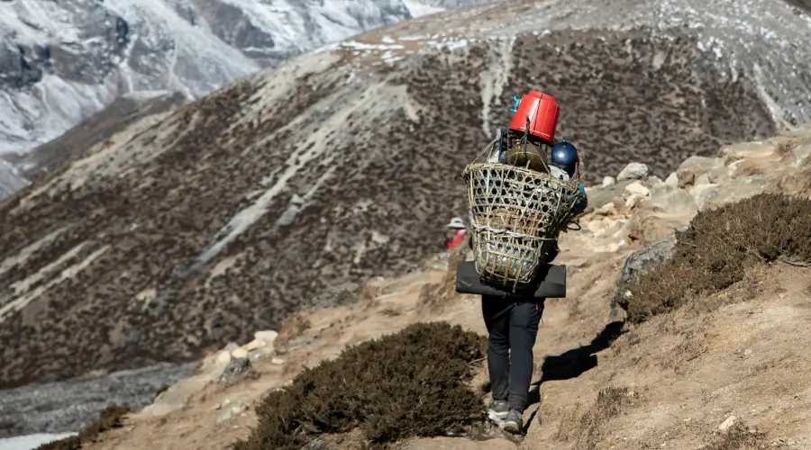 Sherpa-carying-accessories-on-the-mountain