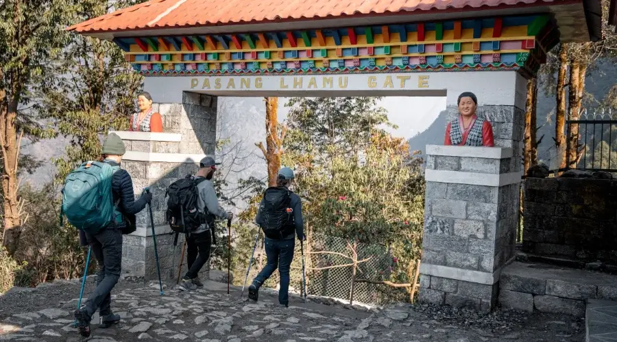 Trekkers at Pasang Lhamu Gate