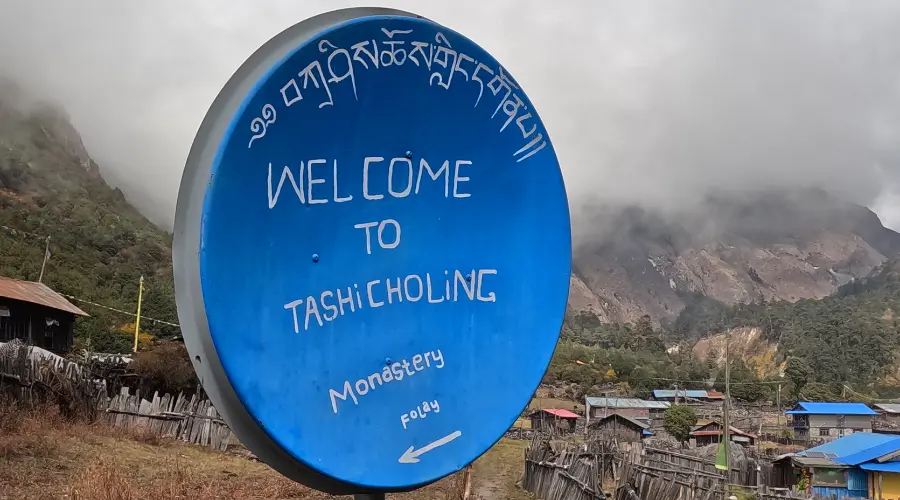 A direction board on the way to the Tashi Lapcha Pass