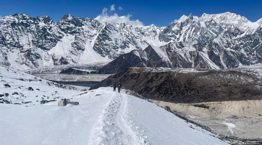 Trek route from Larke Pass to Bimthang descend