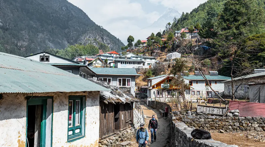 Local houses and teahouses in Monjo