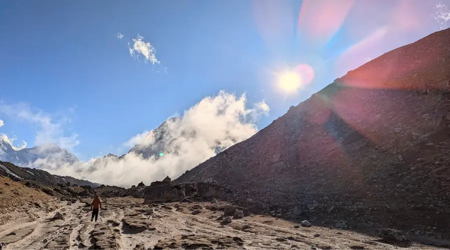 Clouds swept by mountain winds