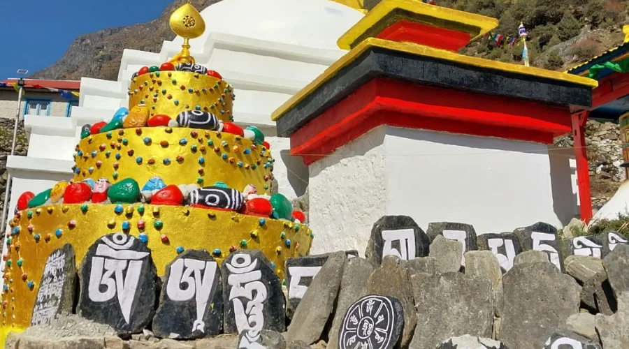 Mani Stone and Chorten in Background on the way to Everest Base Camp