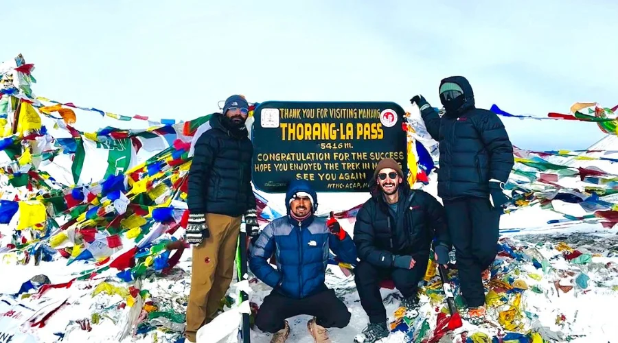 Tourists posing from the highest point of Annapurna Circuit