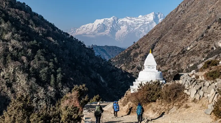 Trekkers on the way from Tengboche to Pangboche